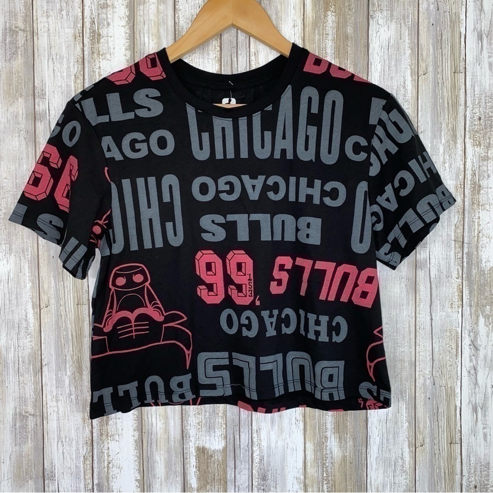 Chicago Bulls Crop Top Women XS NBA Graphic Tee Black Red Y2K NWT - Picture 2 of 4